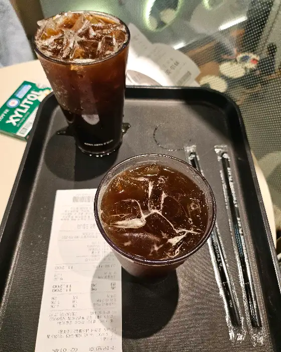 콜드브루라떼 두 잔