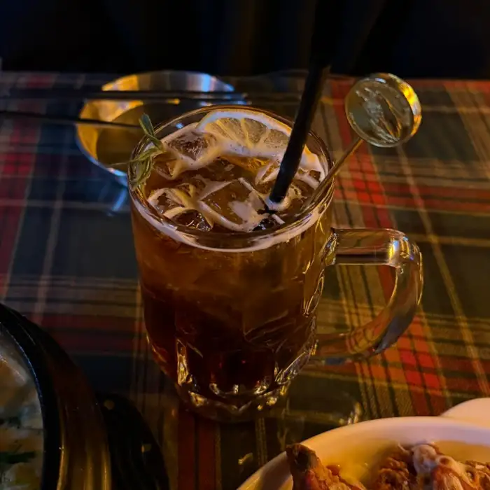 얼그레이 하이볼이 담긴 잔