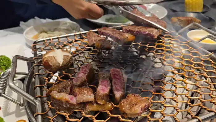 숯불 위에서 익어가는 한우