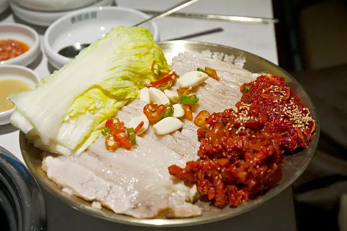 정갈하게 차려진 보쌈 한 상차림