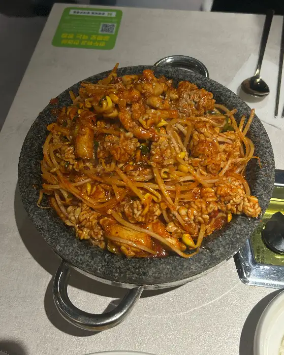 다양한 쌈 채소와 곁들임 반찬