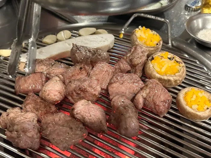 돌판 위에서 맛있게 익고 있는 소고기