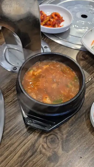 정갈하게 차려진 된장찌개와 반찬들