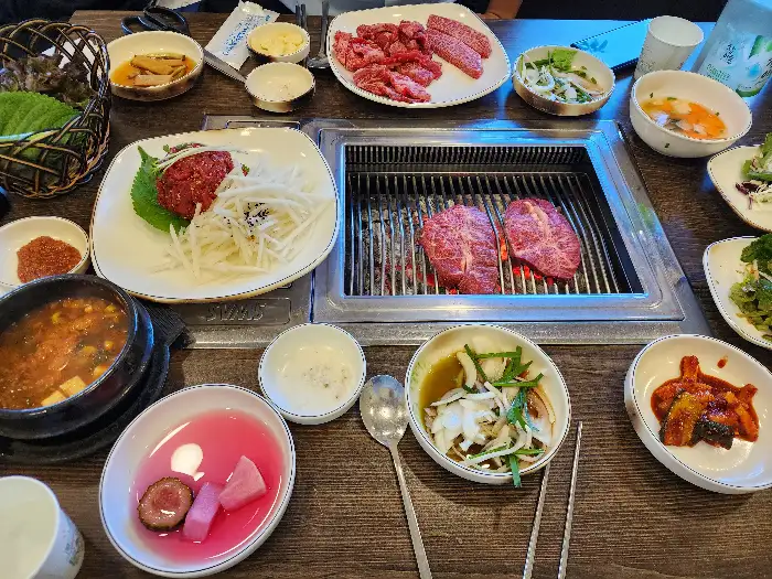 다양한 종류의 신선한 소고기 부위