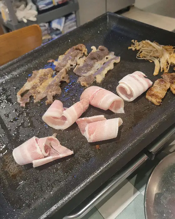 불판 위 여러 종류의 고기와 야채