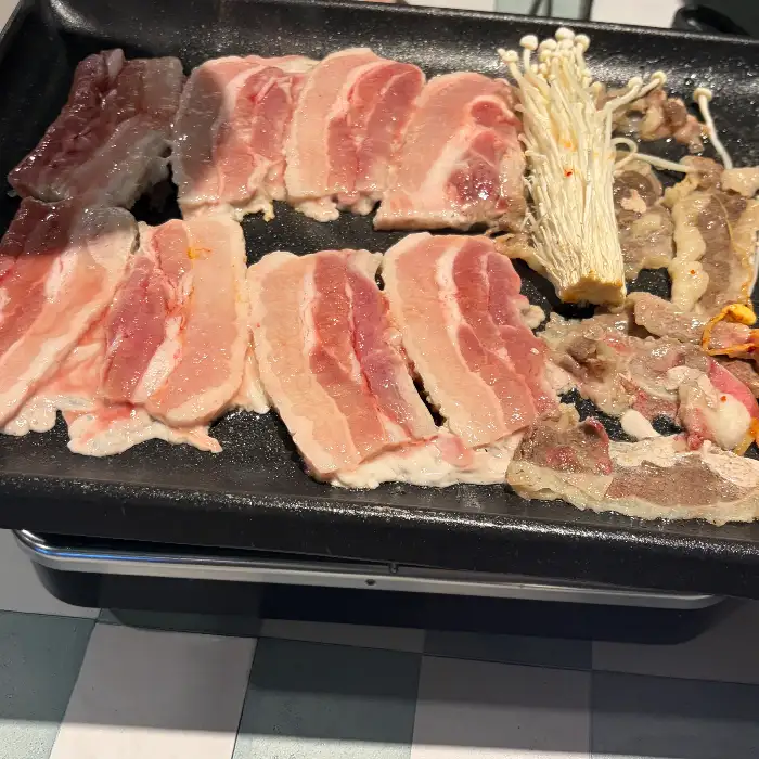 잘 차려진 고기 한 판과 곁들임 채소