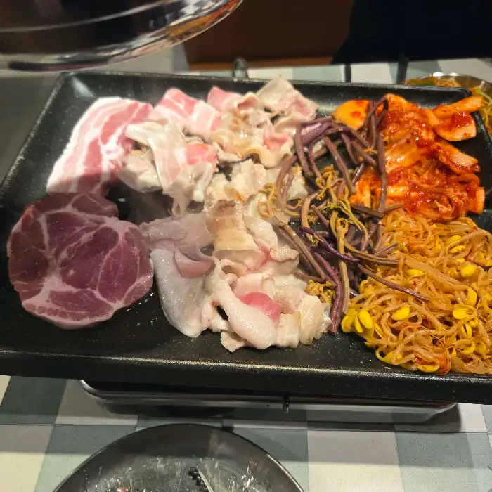 다양한 고기, 김치, 콩나물, 그리고 쌈채소