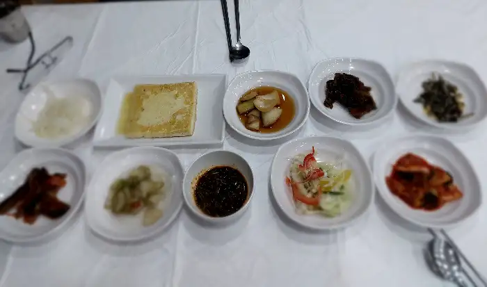 테이블 위에 여러 가지 반찬이 가지런히 놓여 있습니다.