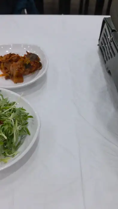 매콤해 보이는 명태조림이 접시에 담겨 있습니다.