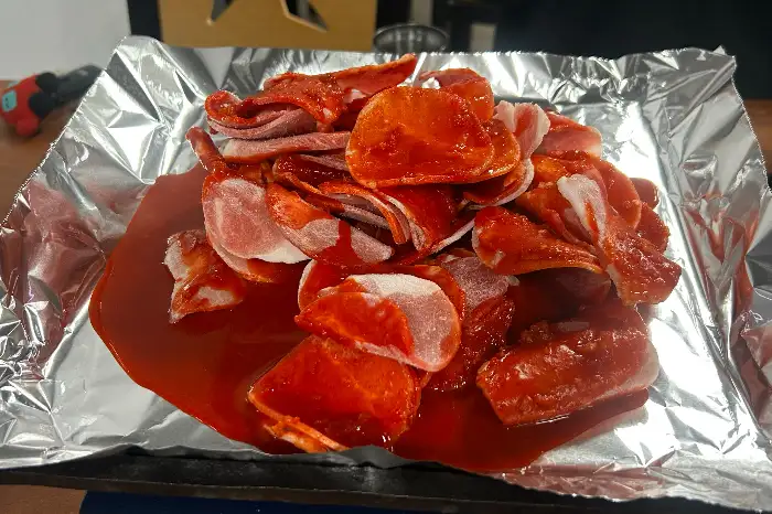 호일에 볶아지고 있는 볶음밥의 모습. 치즈가 녹아내리며 고소한 풍미를 더할 것으로 예상된다.