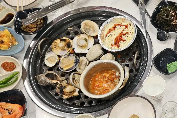 푸짐하게 나온 조개구이 한 상