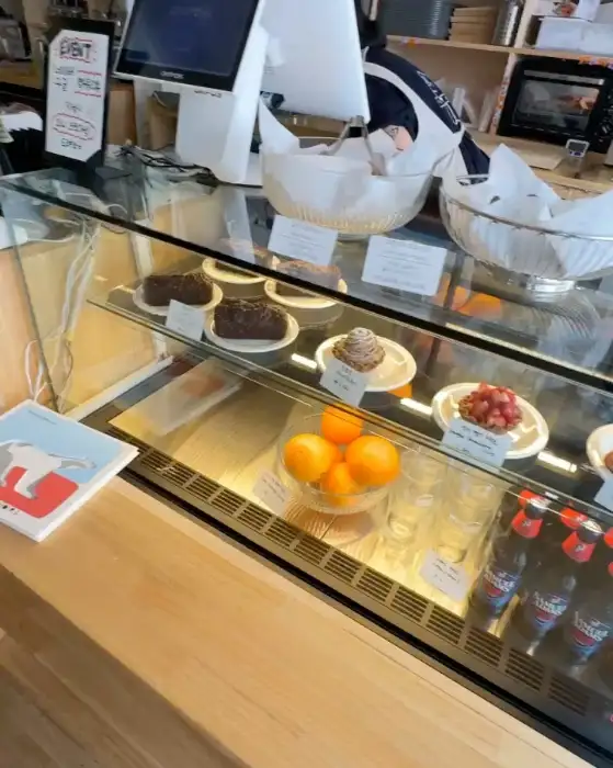쇼케이스 안 디저트와 음료가 진열된 모습