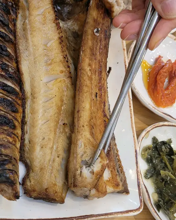 젓가락으로 생선살을 발라내는 모습