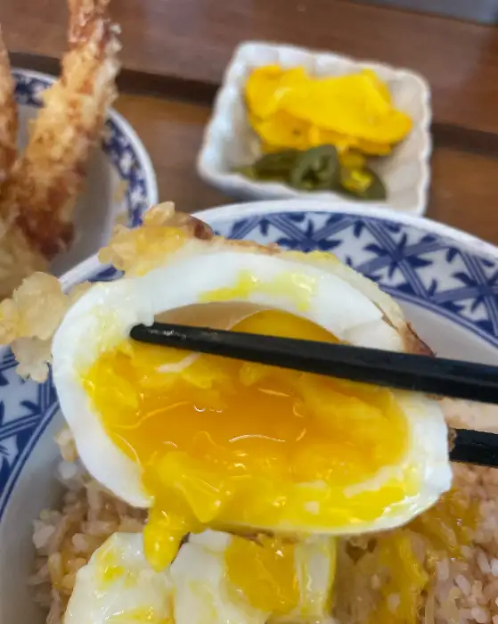 반숙 계란 노른자가 흘러내리는 모습