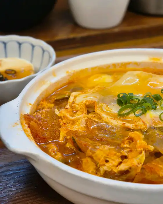 얼큰한 국물의 김치나베정식