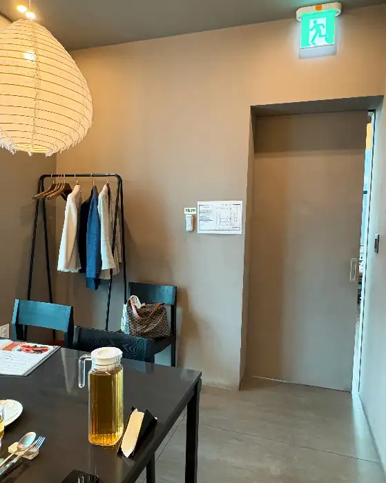 어슬 서울의 룸 입구와 내부 모습