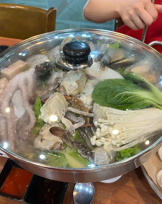 해물탕에 담긴 다양한 해산물