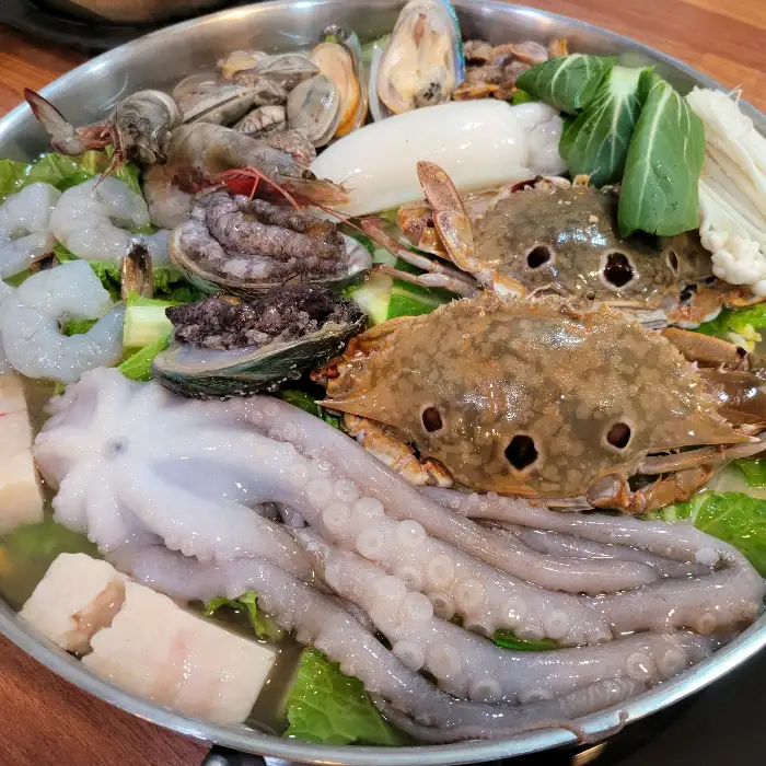해물탕 속 싱싱한 해산물 클로즈업