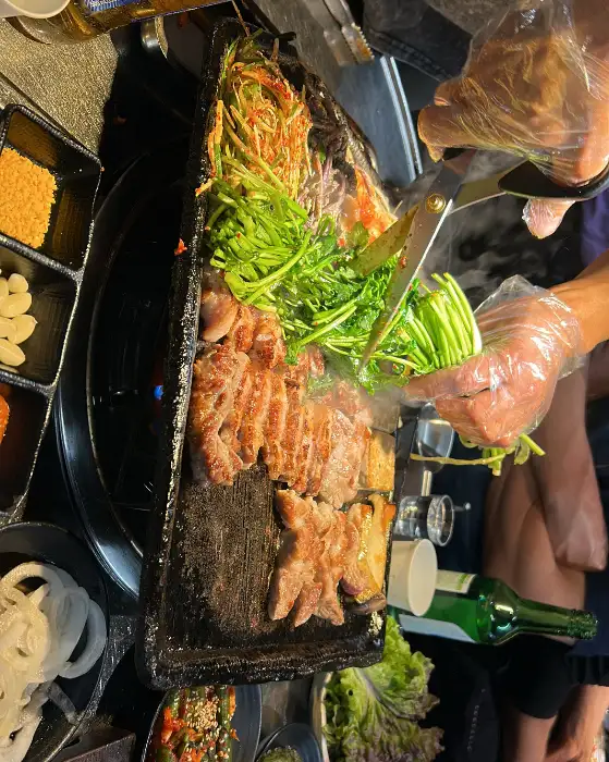 직원이 고기를 굽는 모습