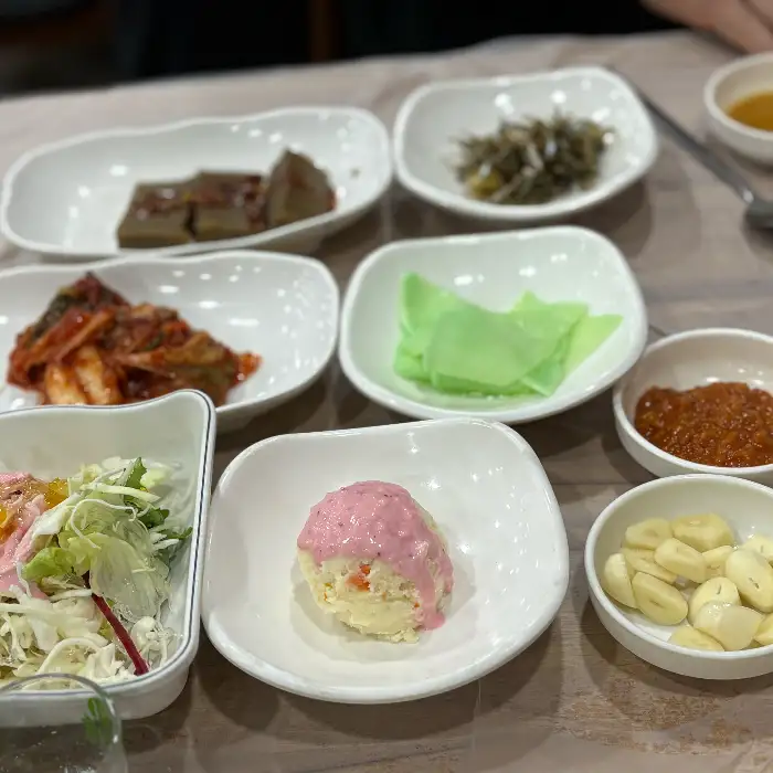 다양한 종류의 밑반찬들
