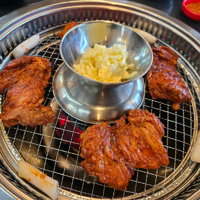 다양한 닭갈비 조각들이 숯불 위에 놓여있는 모습