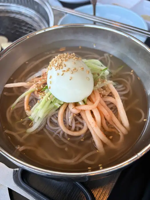 들기름 막국수 한 그릇이 담겨있는 모습