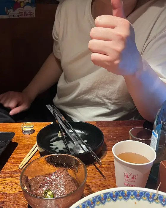 만족스러운 표정으로 엄지척을 하고 있는 모습
