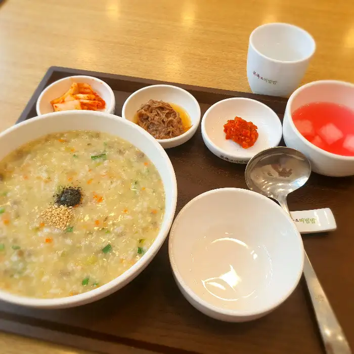 죽과 밑반찬 세팅 사진
