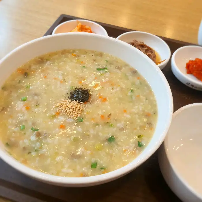 죽이 담긴 그릇과 밥알 질감 사진