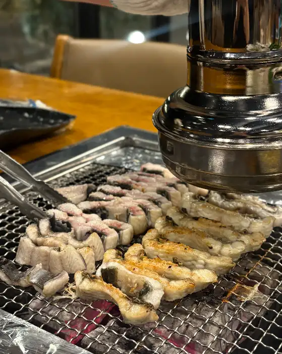 숯불 위에서 맛있게 구워지는 장어