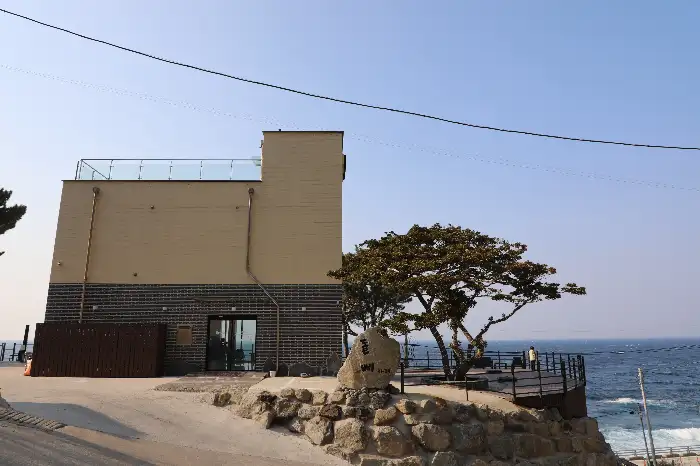 카페 외관과 주변 풍경