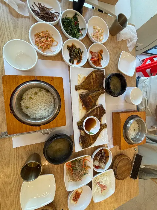 정담솥밥의 푸짐한 한 상차림