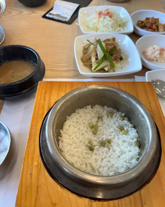 솥밥의 솥과 갓 지은 밥