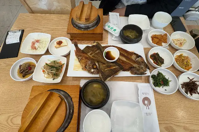 정담솥밥 상차림 전체 모습