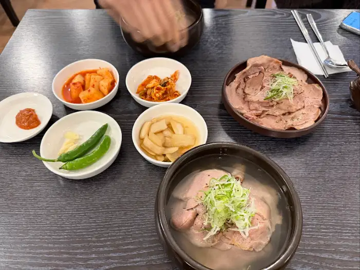 다양한 반찬과 메인 메뉴가 함께 나온 상차림