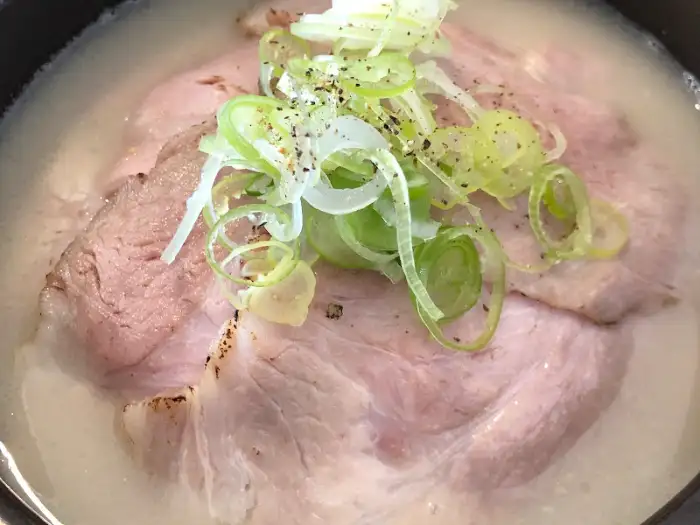 국물에 잠긴 부드러운 돼지고기