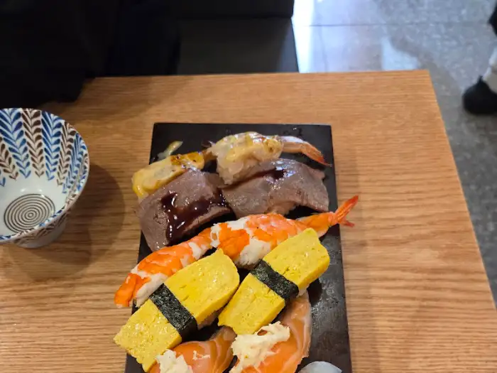 김태완 스시의 참다랑어 뱃살 초밥과 도미 초밥