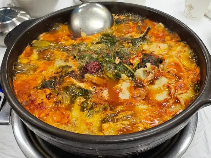 끓고 있는 메기매운탕 2