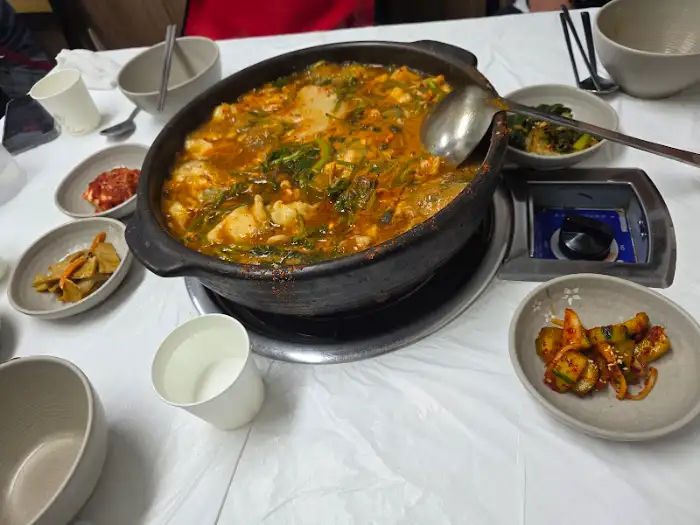 테이블에 차려진 메기매운탕과 반찬들