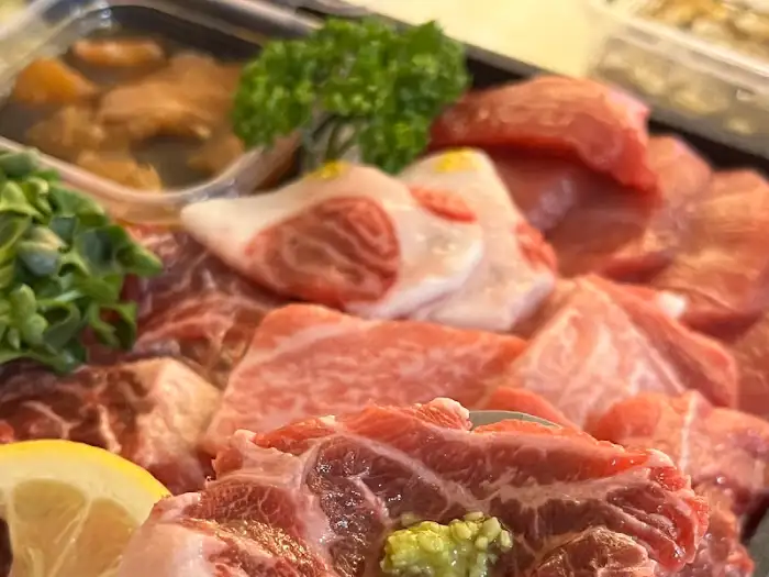 참치회 근접 촬영, 신선한 지방질이 돋보이는 모습
