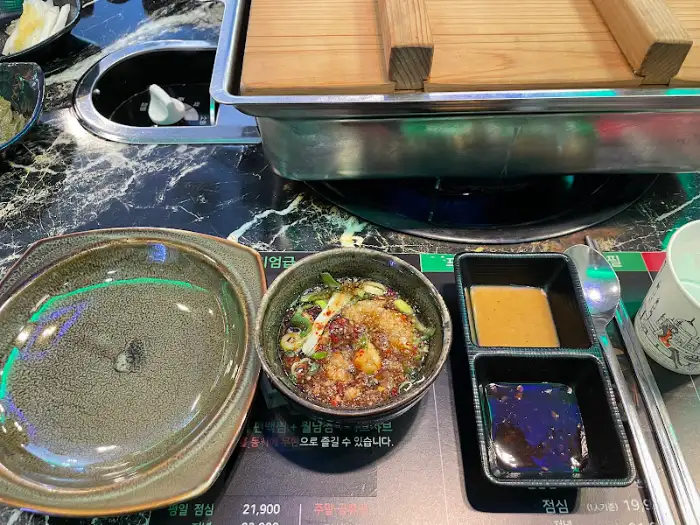 곁들임 소스와 곁들여 먹는 편백찜
