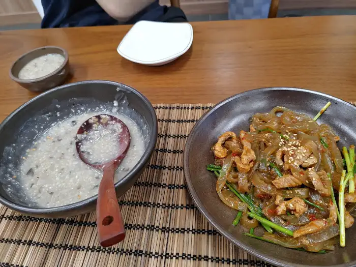 잡채와 국물 요리가 담긴 그릇