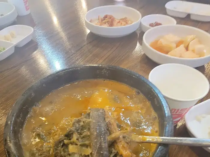 테이블에 놓인 추어탕과 반찬들