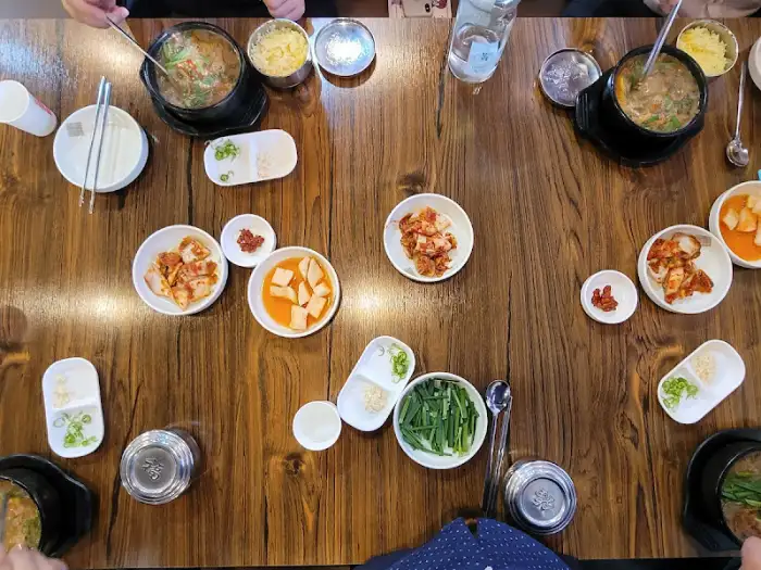 테이블 위에서 바라본 전체 상차림, 여럿이 함께 즐기기 좋은 구성