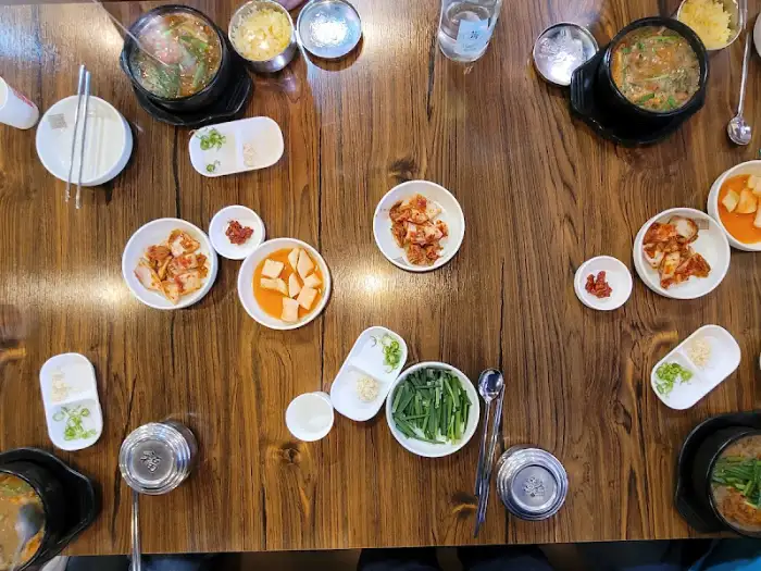 테이블 위에서 바라본 전체 상차림, 여럿이 함께 즐기기 좋은 구성