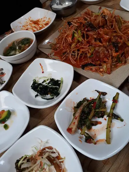 다양한 반찬이 담긴 접시들