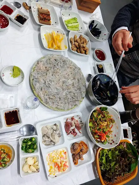 테이블에 차려진 다양한 음식들
