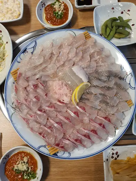 푸짐한 회 한 접시