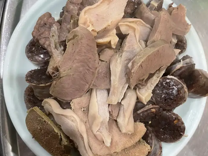 다양한 부위의 순대와 간이 접시에 담겨 있습니다.