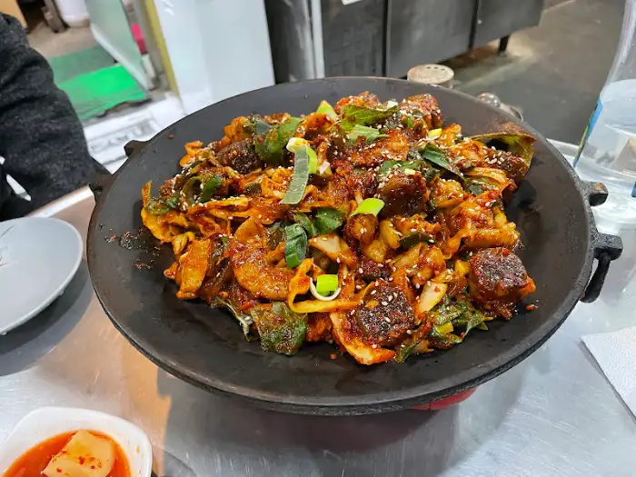 매콤한 양념의 곱창볶음이 푸짐하게 담겨 있습니다.